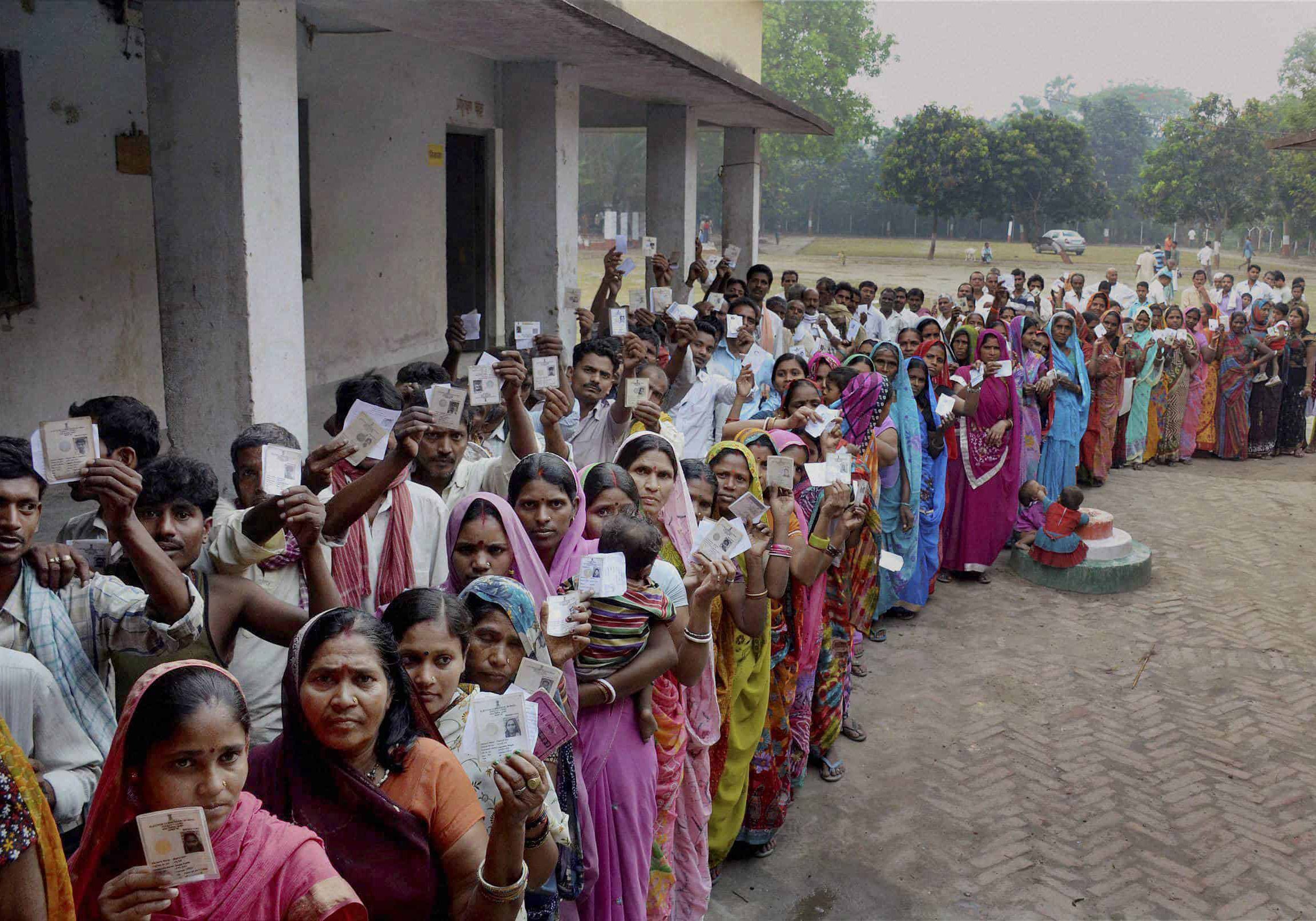 Hajipur: Voters stand in long queues to cast their votes for Lok Sabha polls at a polling station in Hajipur on Wednesday. PTI Photo(PTI5_7_2014_000093B)